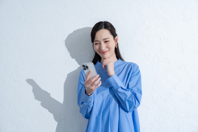 スマホを持つ女性